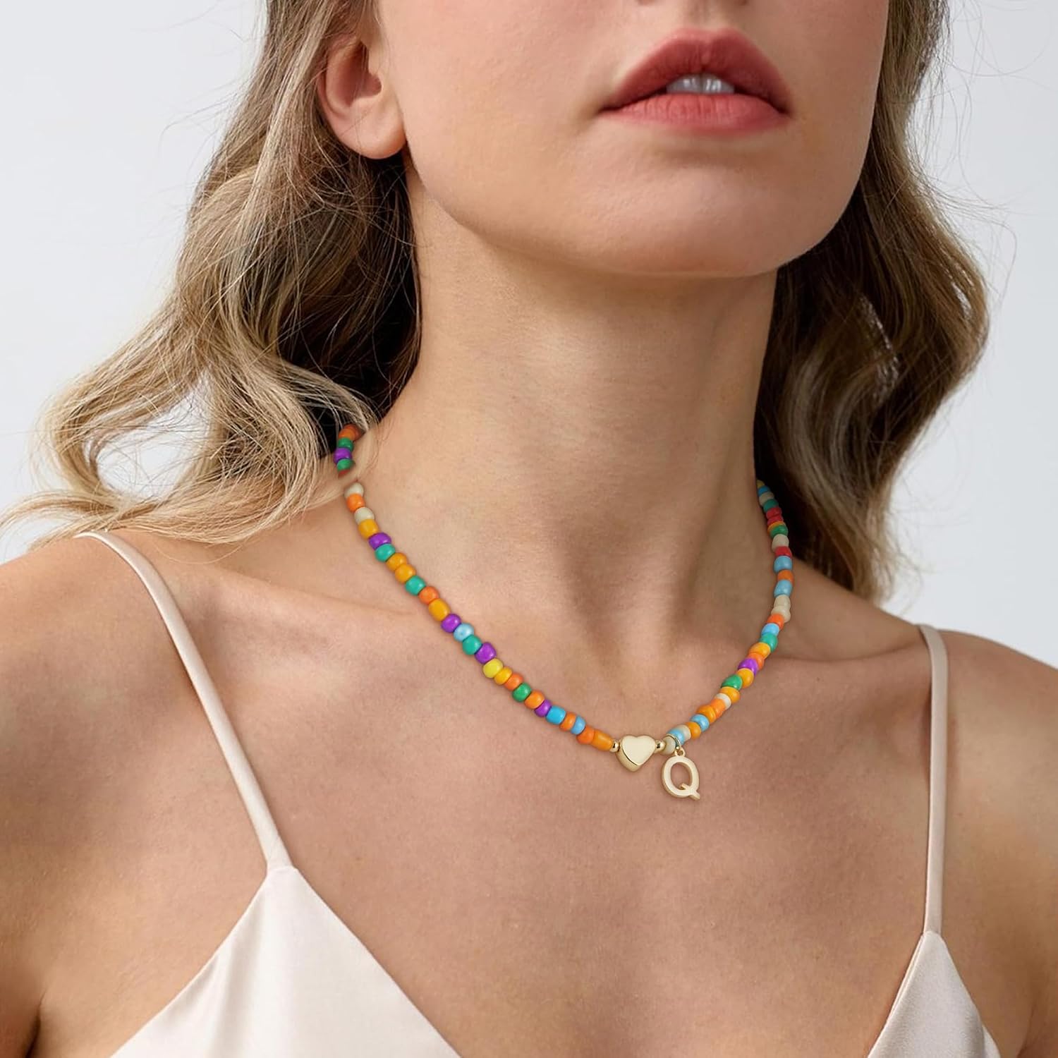 Detalle de SLOONG bunte Buchstaben-Perlenkette mit personalisiertem Initialen-Anhänger (Choker) – handgefertigt als Namenskette/Schmuckgeschenk