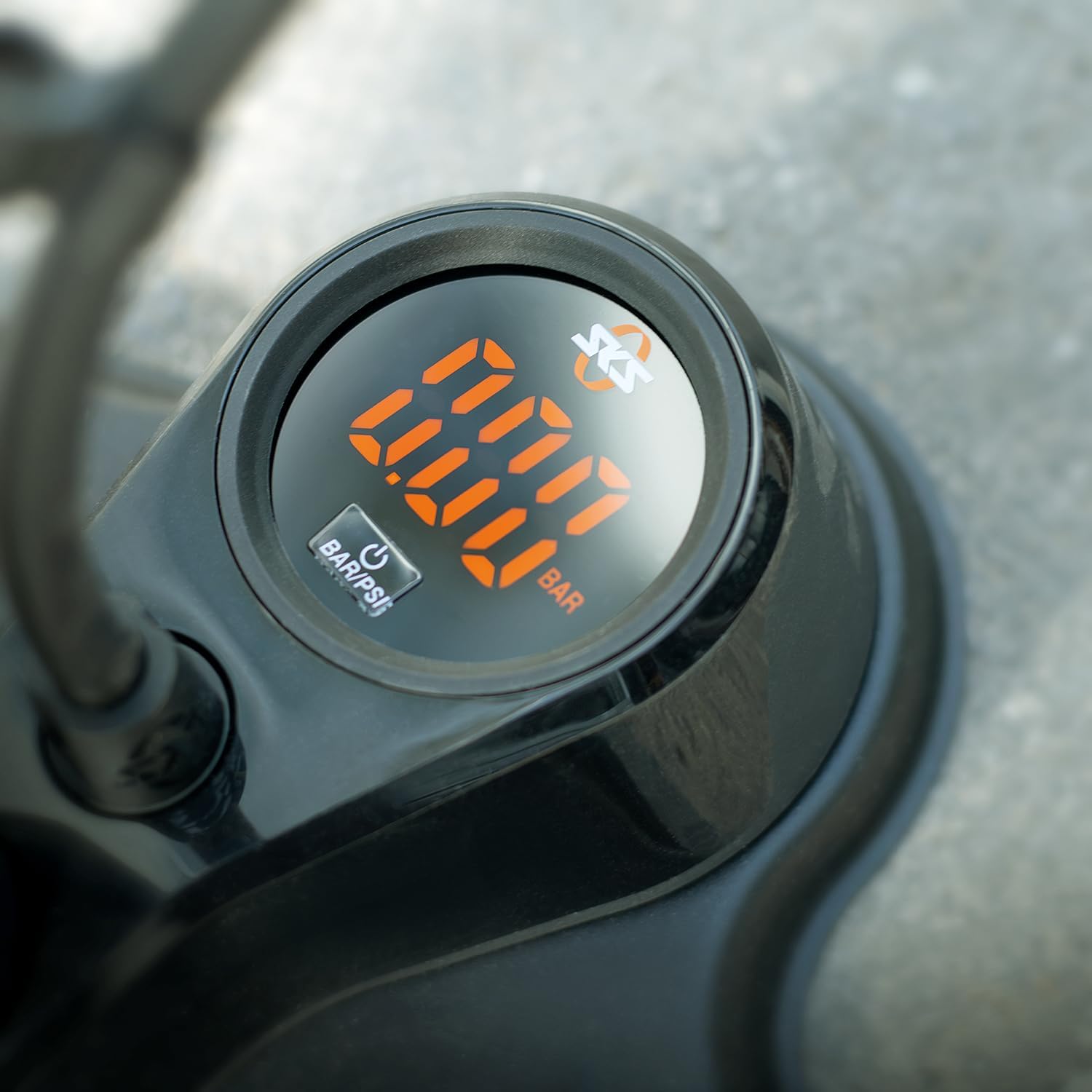 Detalle de SKS Germany AIR-X-PLORER DIGI 10.0: pompa ad aria per bici con manometro LED e testa MV EASY