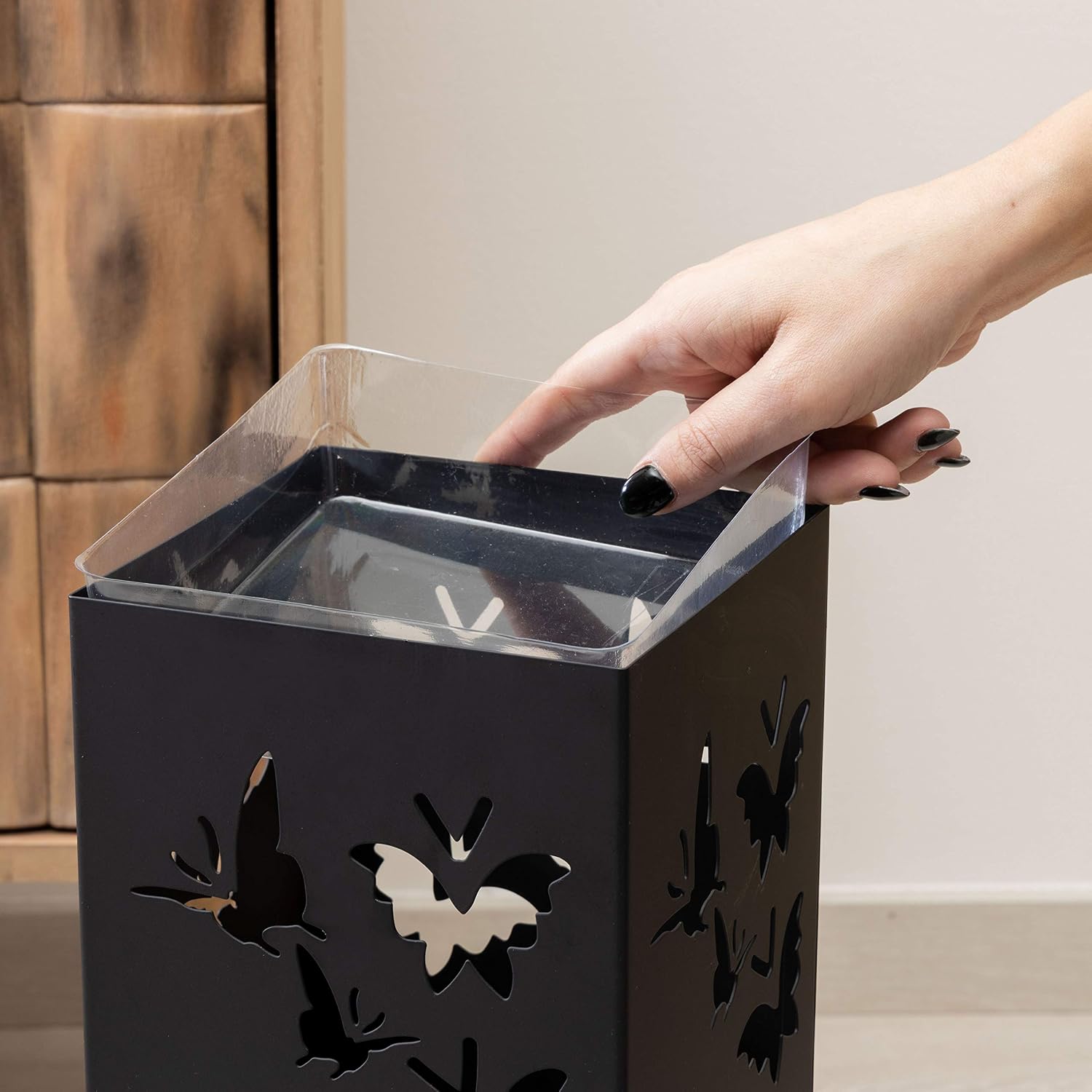 Detalle 2 de Baroni Home Portaombrelli Quadrato in metallo con vaschetta scolapioggia rimovibile e gancino, nero