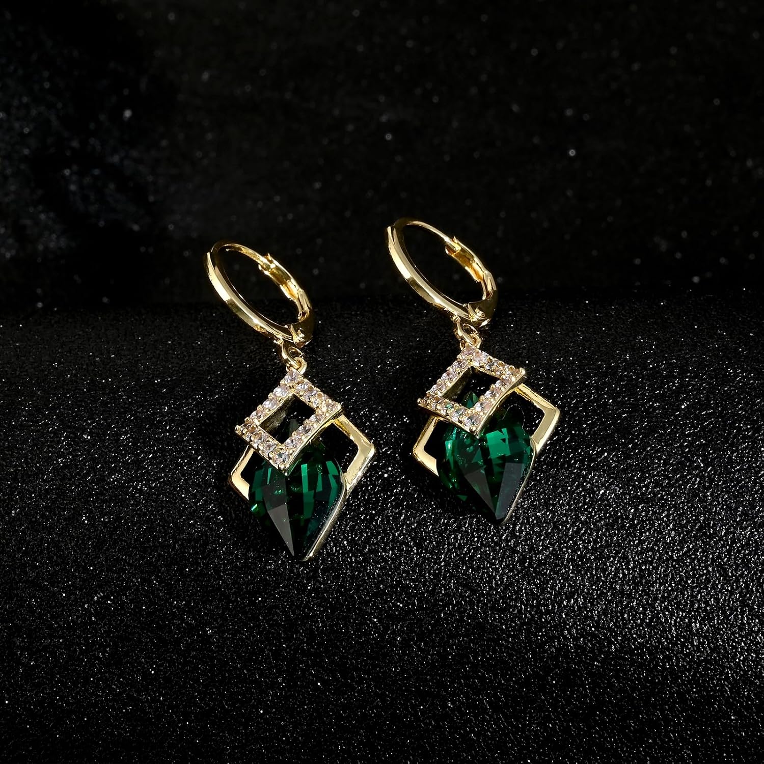 Detalle de Aliyoham Emerald Green Hoop Earrings with Cubic Zirconia – 18K Gold Plated Dangle Hoops