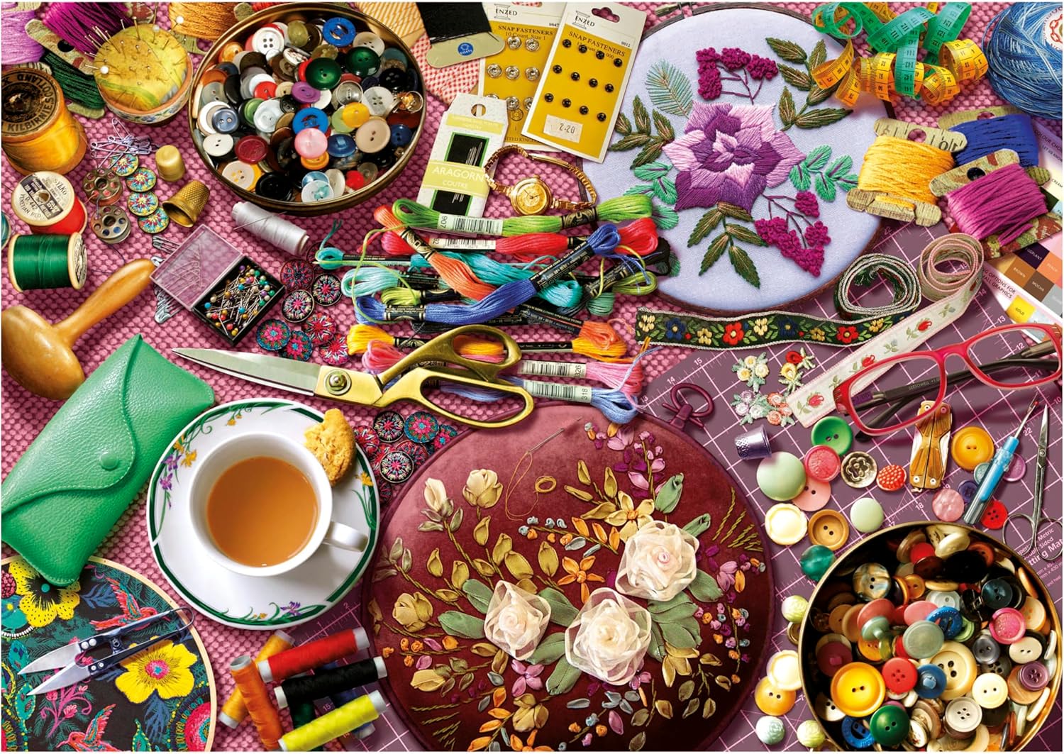 Thumbnail 1 de Educa Puzzle da 2000 pezzi per adulti “Il tavolo da cucito” (96 x 68 cm) con colla Fix Puzzle