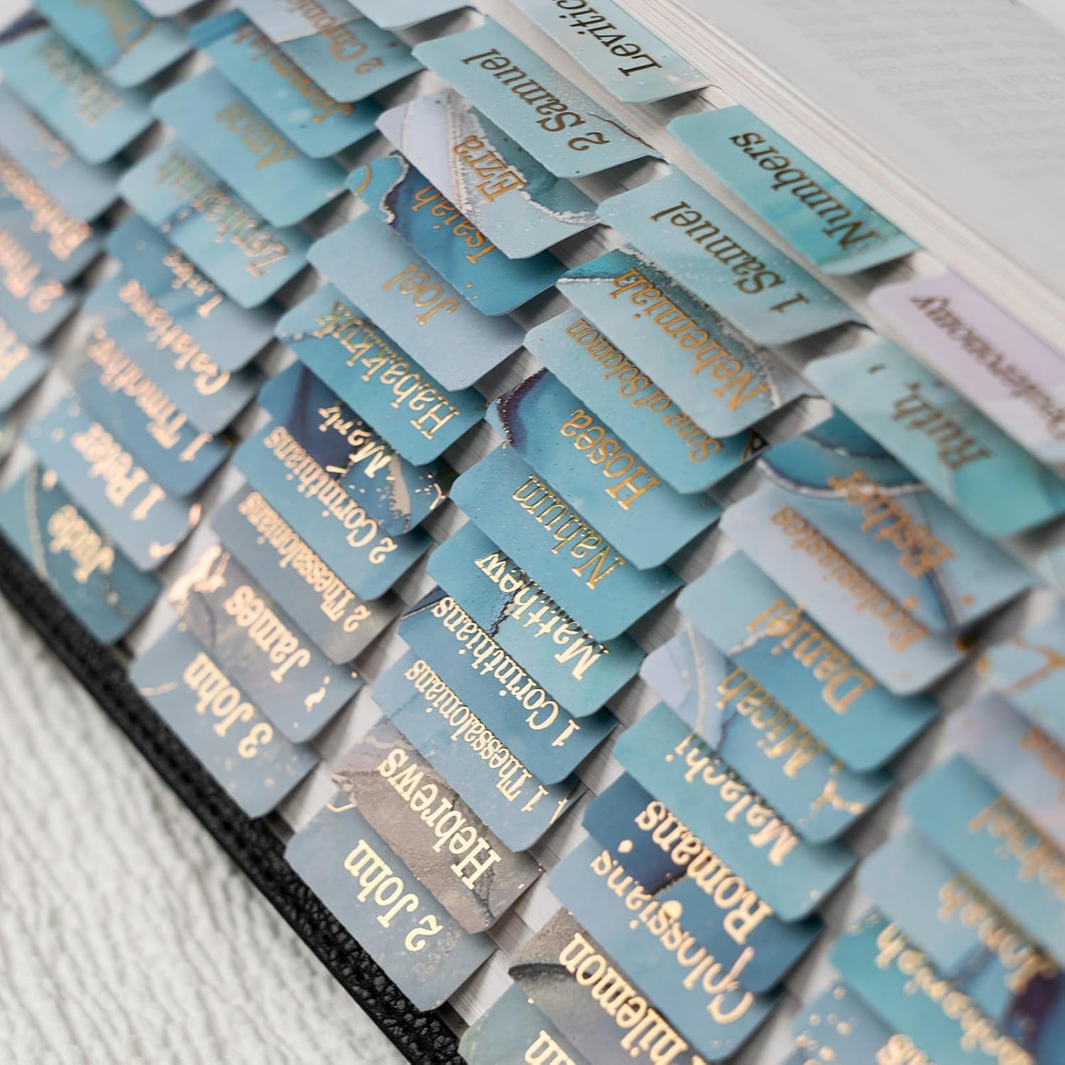 Detalle 2 de UPAFEXXI Bible Tabs, 80 Laminated Labels with 3D Gold Foil Lettering