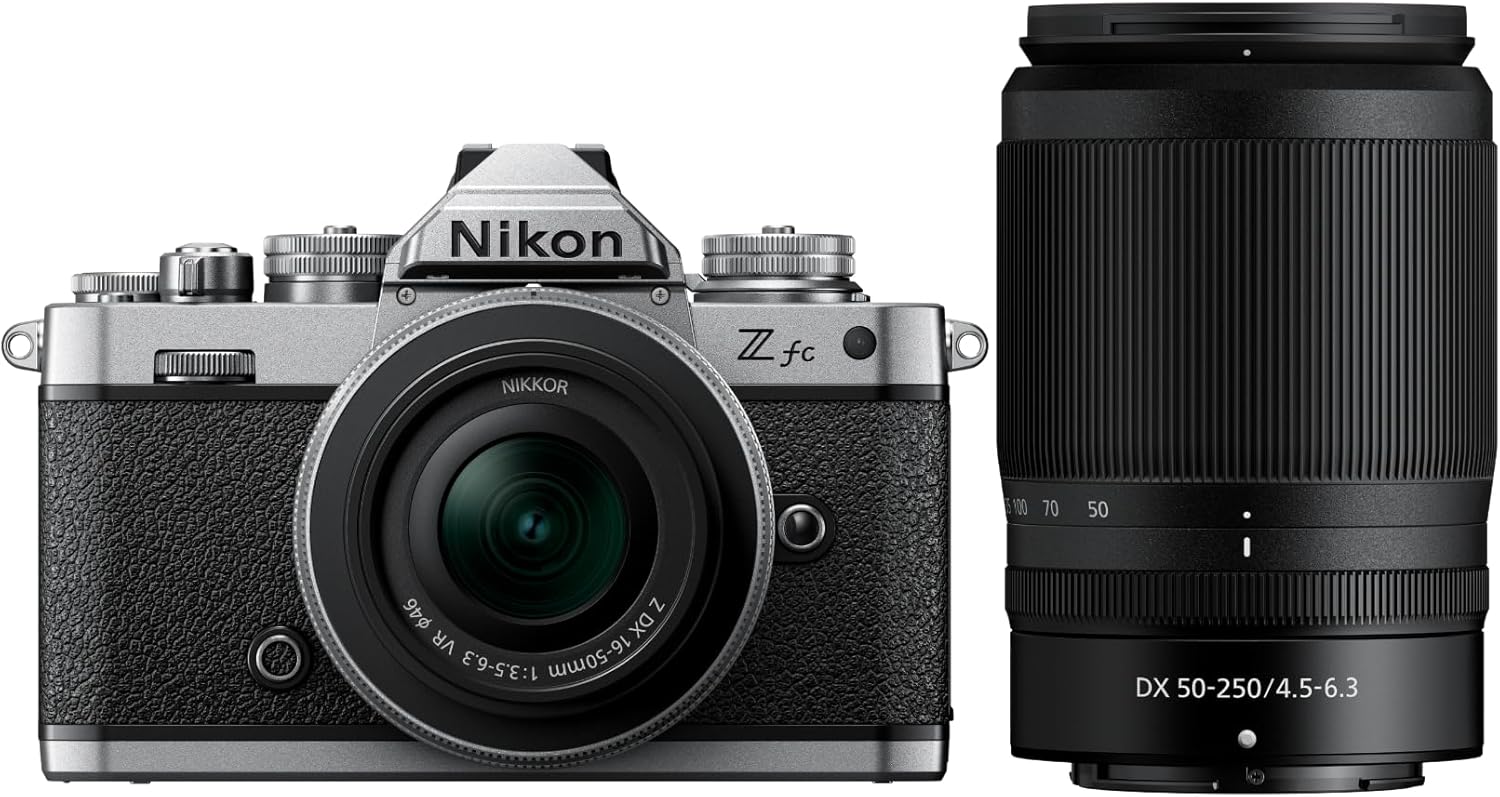 Detalle de Nikon Z fc 16-50 VR + 50-250 VR + Lexar 64GB: stile retrò, prestazioni moderne