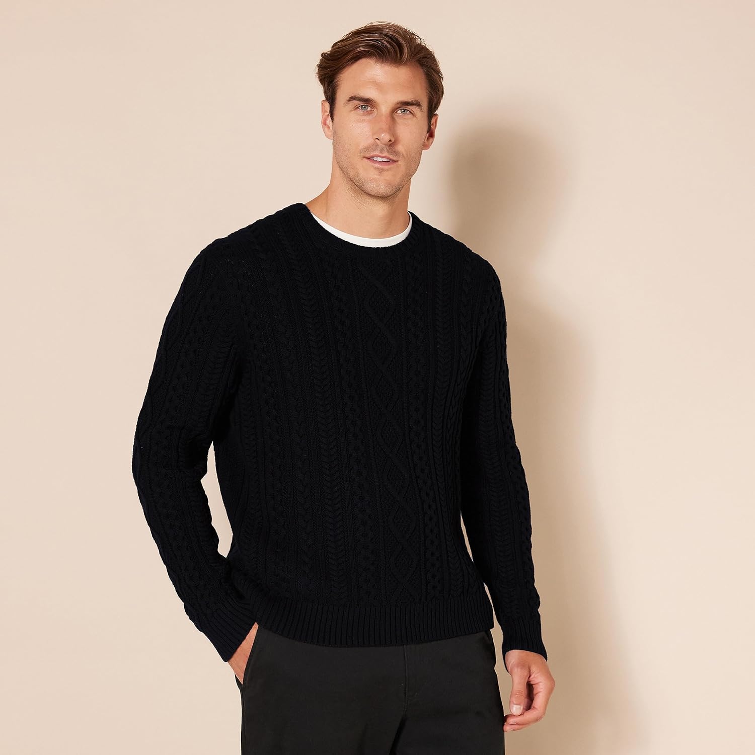 Thumbnail 4 de Amazon Essentials Herren-Pullover mit Rundhalsausschnitt aus 100% Baumwolle und Zopfmuster