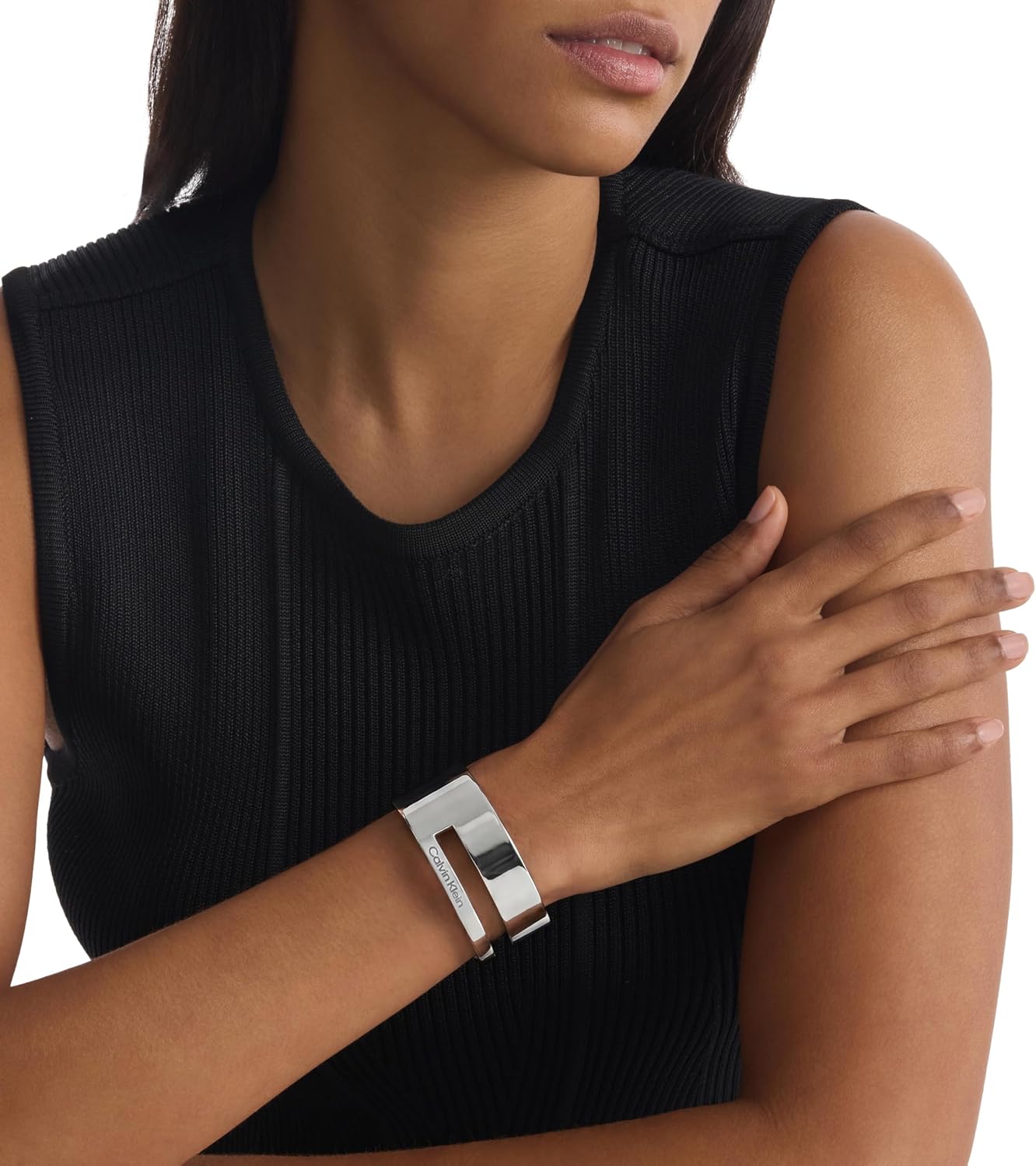 Detalle de Calvin Klein Damen-Bangle-Armband „Geometric Essentials“ aus Edelstahl – in Silber oder Gold
