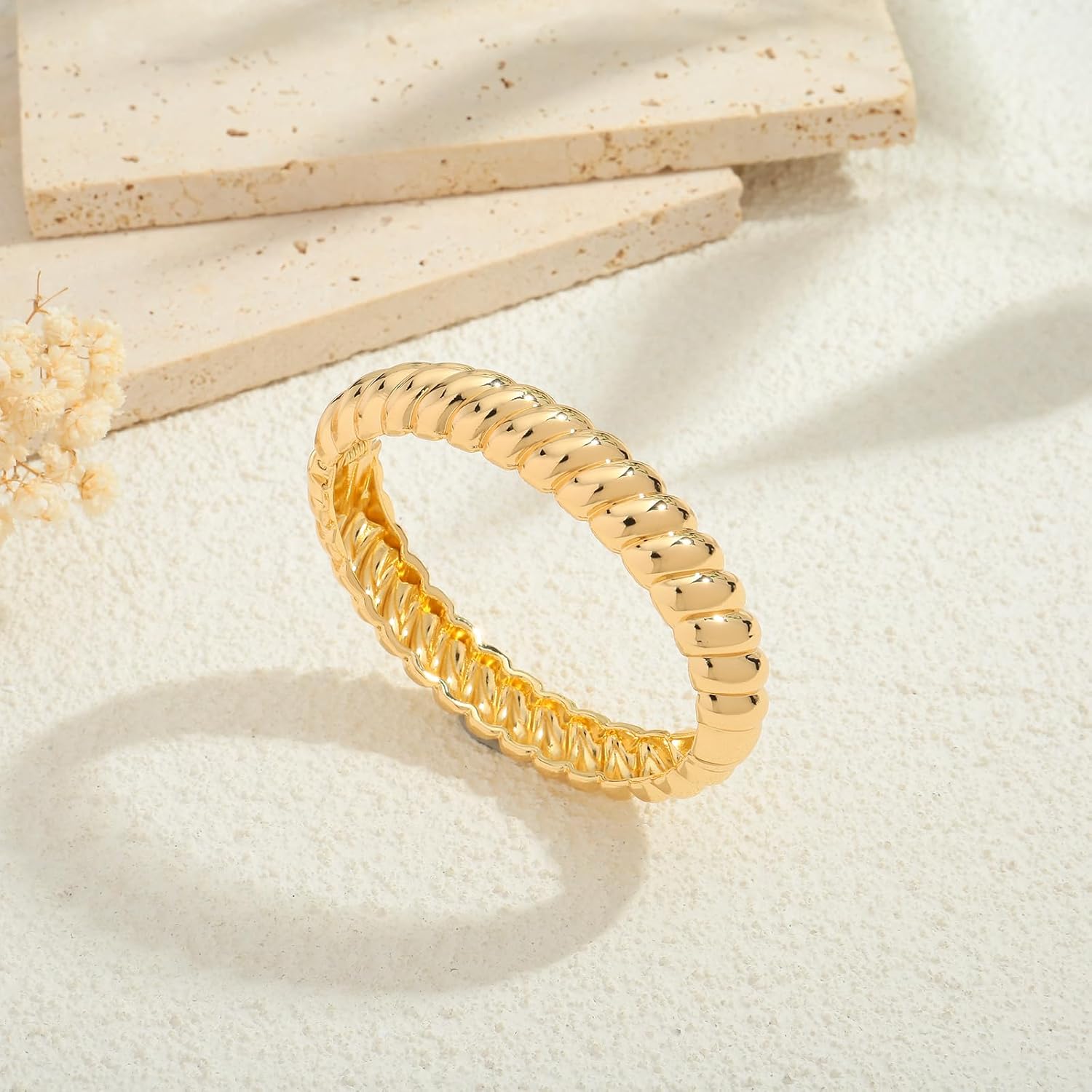 Thumbnail 1 de LILIE&WHITE Damen Armreif in Gold-Optik mit Relief in Spiralform – hypoallergenes Armband für besondere Anlässe