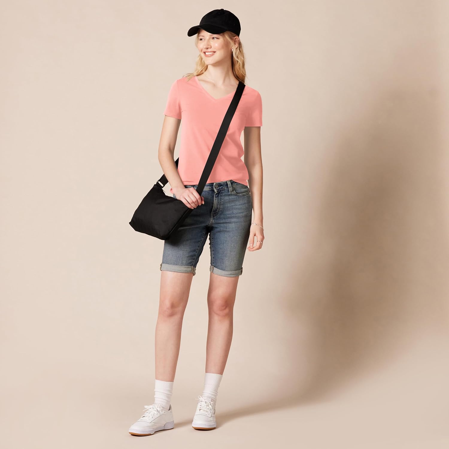 Thumbnail 4 de Amazon Essentials Women's Regular-Fit Short-Sleeve T-Shirt (Crewneck and V-Neck) Multipacks