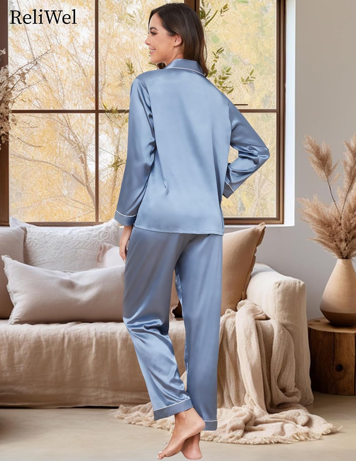 Detalle de Reliwel satijnen damespyjamaset met knoopsluiting, V-hals en elastische broek