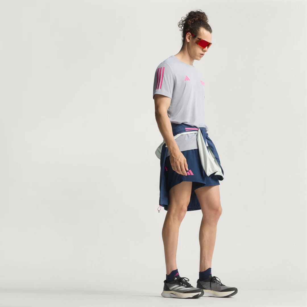 Detalle de Camiseta Adidas BMW Berlin-Marathon 2025 Finisher – Gris