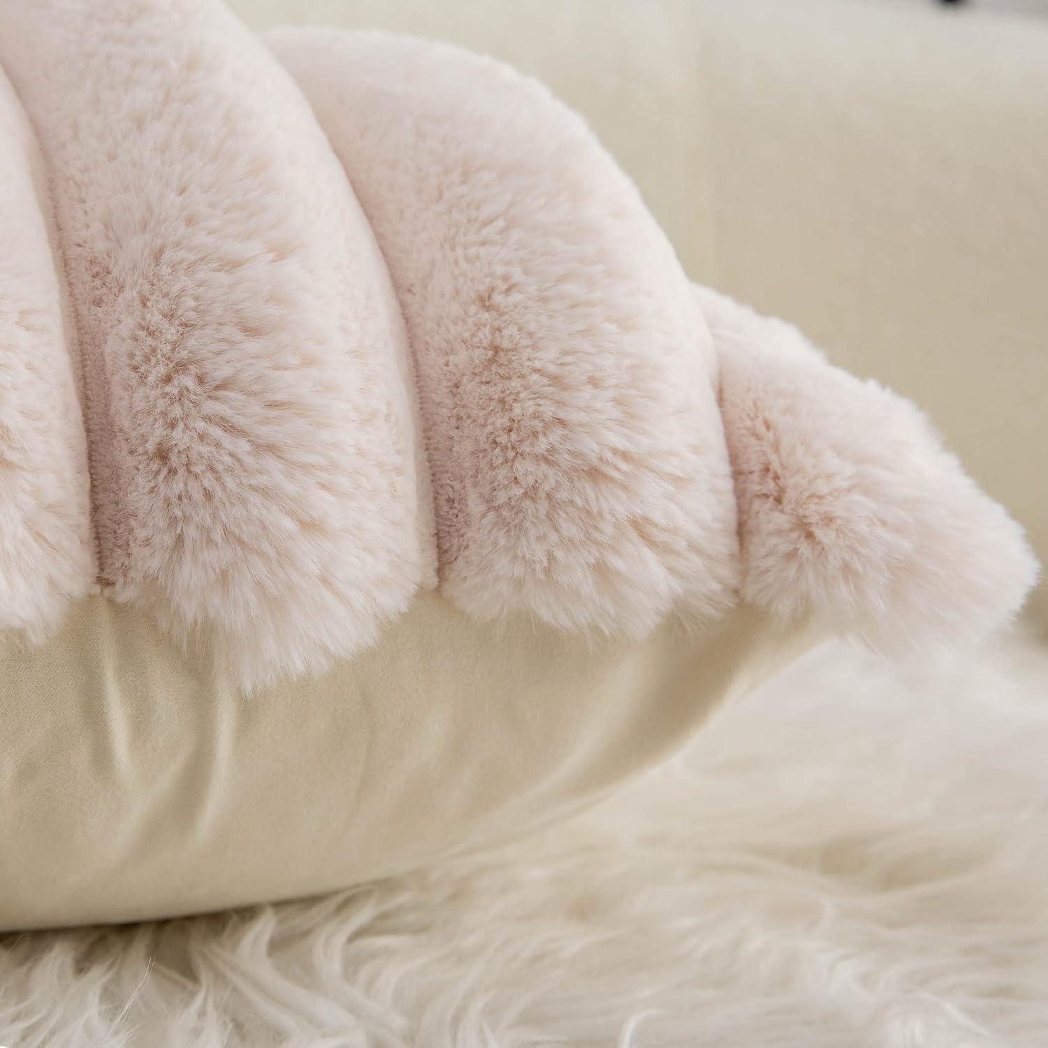 Thumbnail 5 de Neelvin 2er Set Plüsch-Kissenhüllen aus Kunstpelz (Beige) 60x60 cm – gestreift, weich & dekorativ