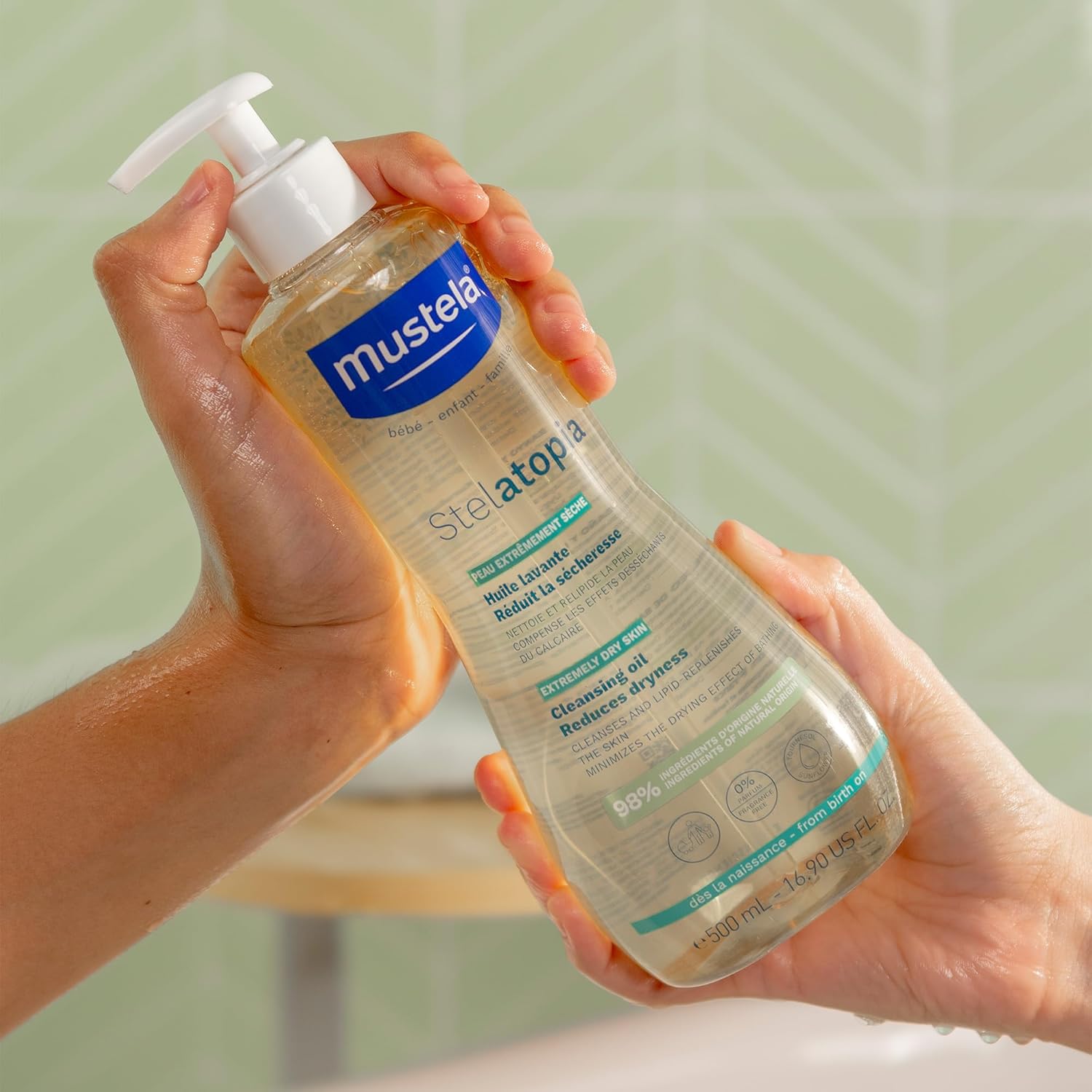 Detalle de Mustela Stelatopia Olio Bagno: detergente quotidiano per pelle con tendenza atopica e dermatite atopica