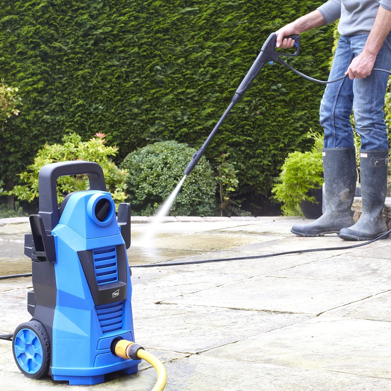 Detalle de Neo® Electric High Pressure Washer 110 Bar: Versatile Cleaning Power for Home, Car and More