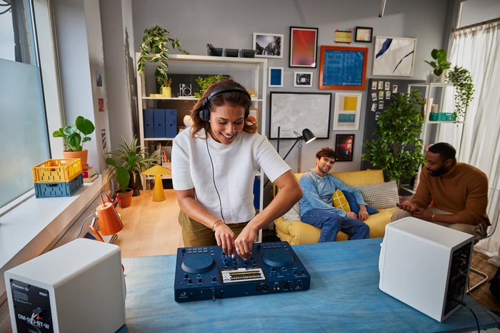 Detalle de AlphaTheta Omnis-Duo – Zweikanal-Controller mit Akku und Bluetooth