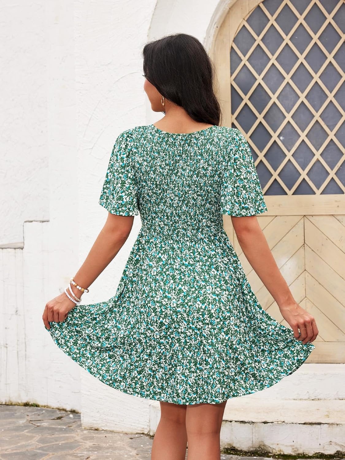 Detalle de UEAL Floral Smocked V-Neck Sundress with Pockets