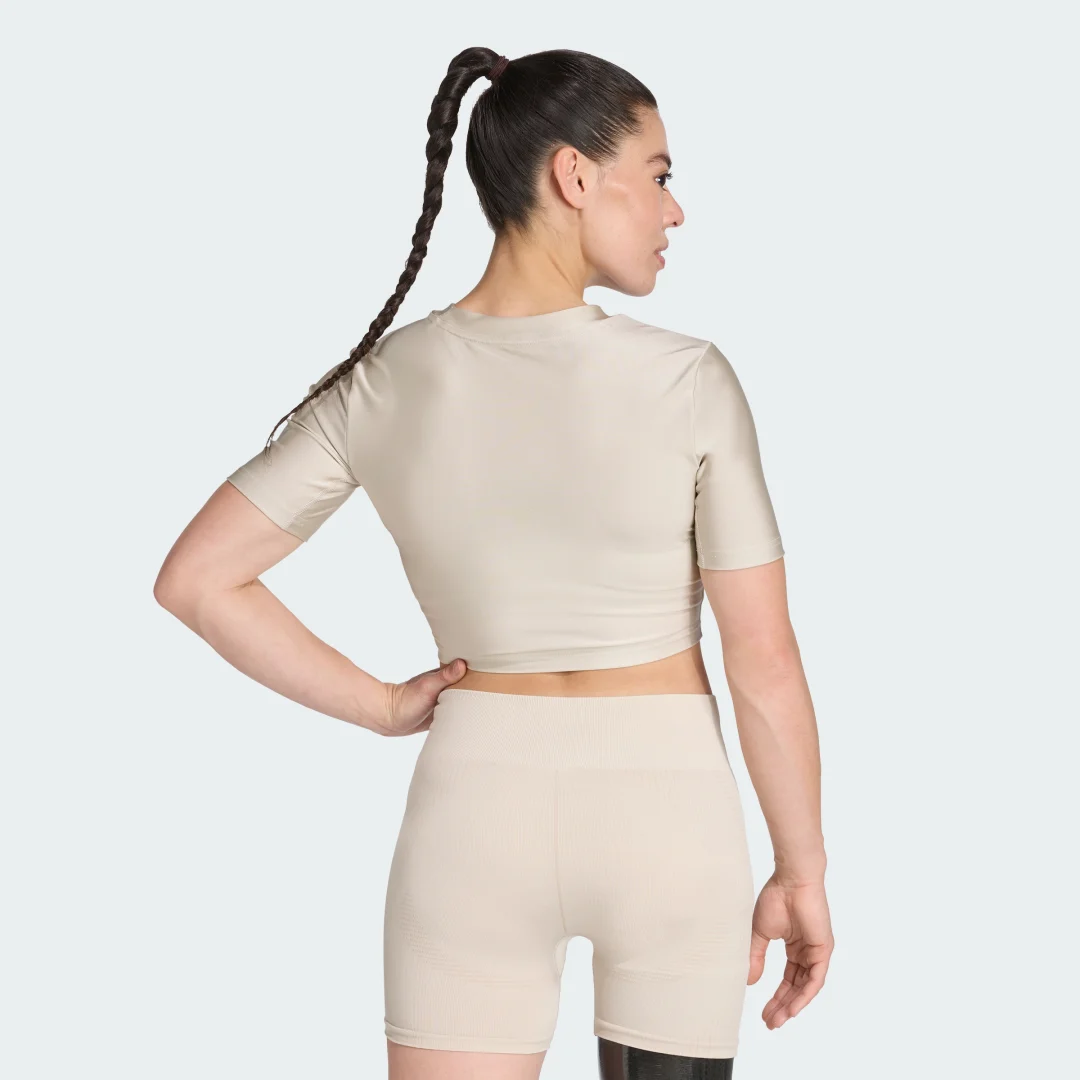 Detalle 2 de Camiseta brillante de entrenamiento Essentials de Adidas – Beige
