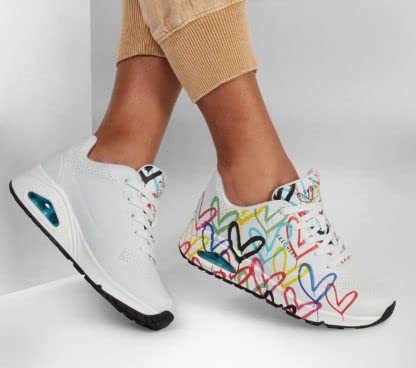 Detalle 2 de Skechers Damen UNO Spread the Love Sneaker – White/Durabuck Multi Color Herzprint & Mesh, Größe 41