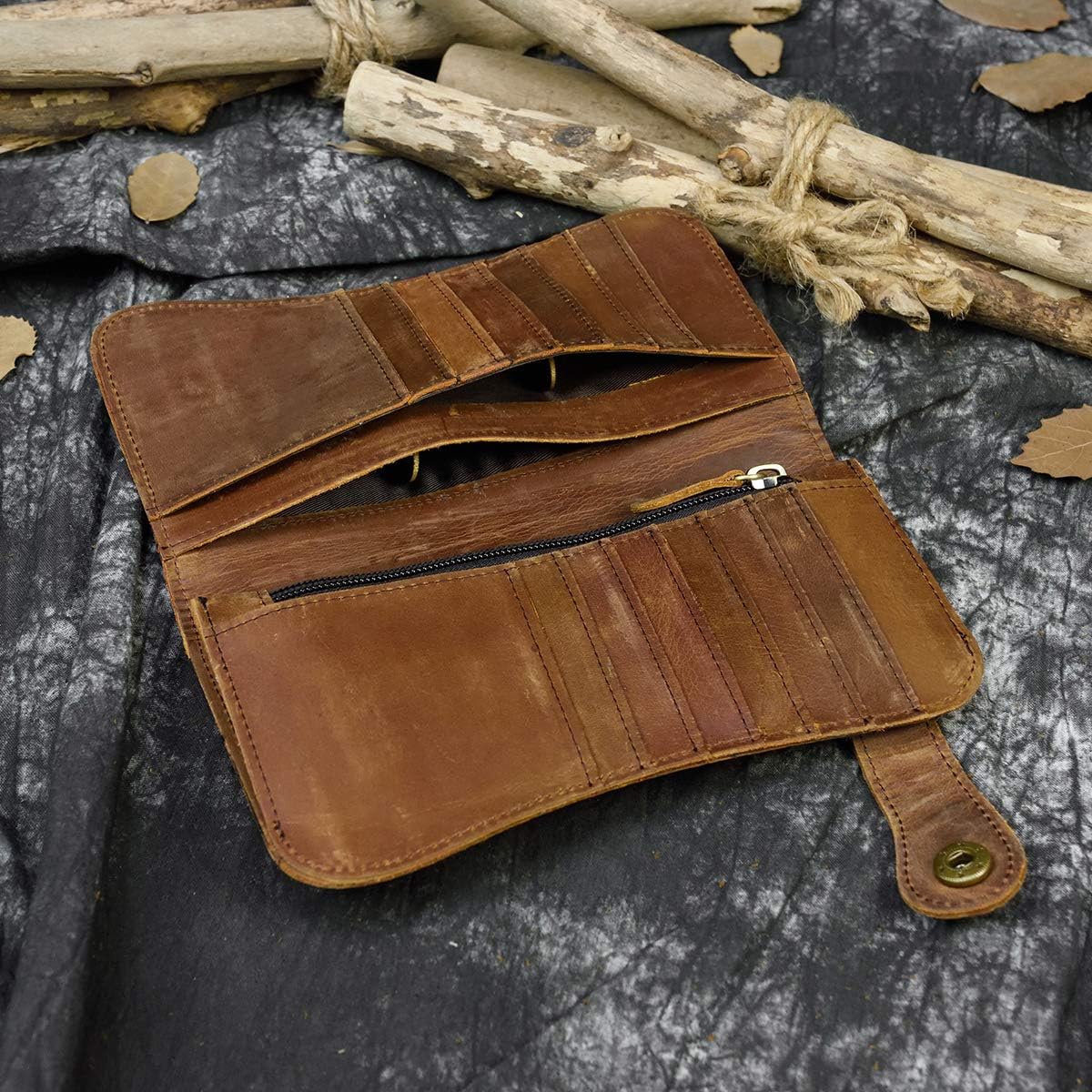 Detalle de LUUFAN Men's Leather Long Wallet with Zipper Pocket and Dragon Detailing