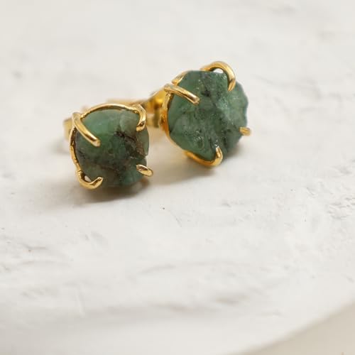 Detalle de Gempires Natural Raw Emerald Gemstone Stud Earrings – Handmade, Hypoallergenic Gold Plated Minimal Prongs