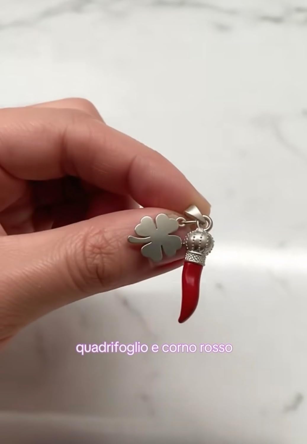 Detalle de MODA MavillA Ciondolo in Acciaio con Corno Rosso e Quadrifoglio – stile discreto e portafortuna