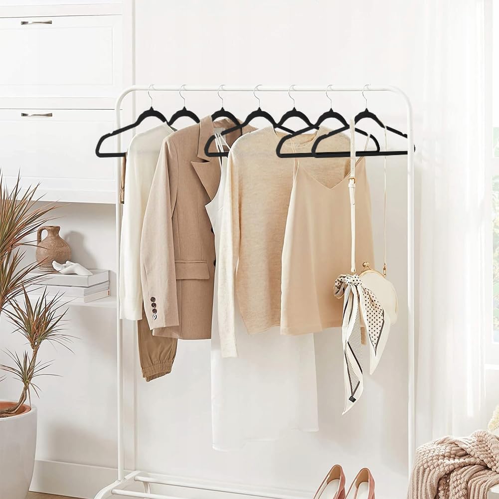 Detalle 2 de Stormix Velvet Clothes Hangers, 17.3-inch