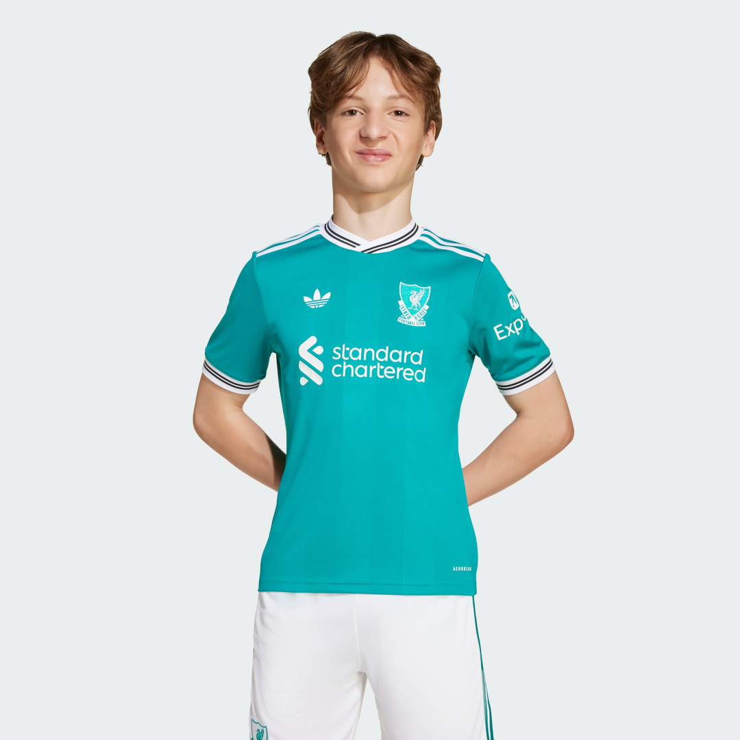Detalle de Camiseta tercera Liverpool FC 25/26 de Adidas — verde, para fans que quieren variar su look