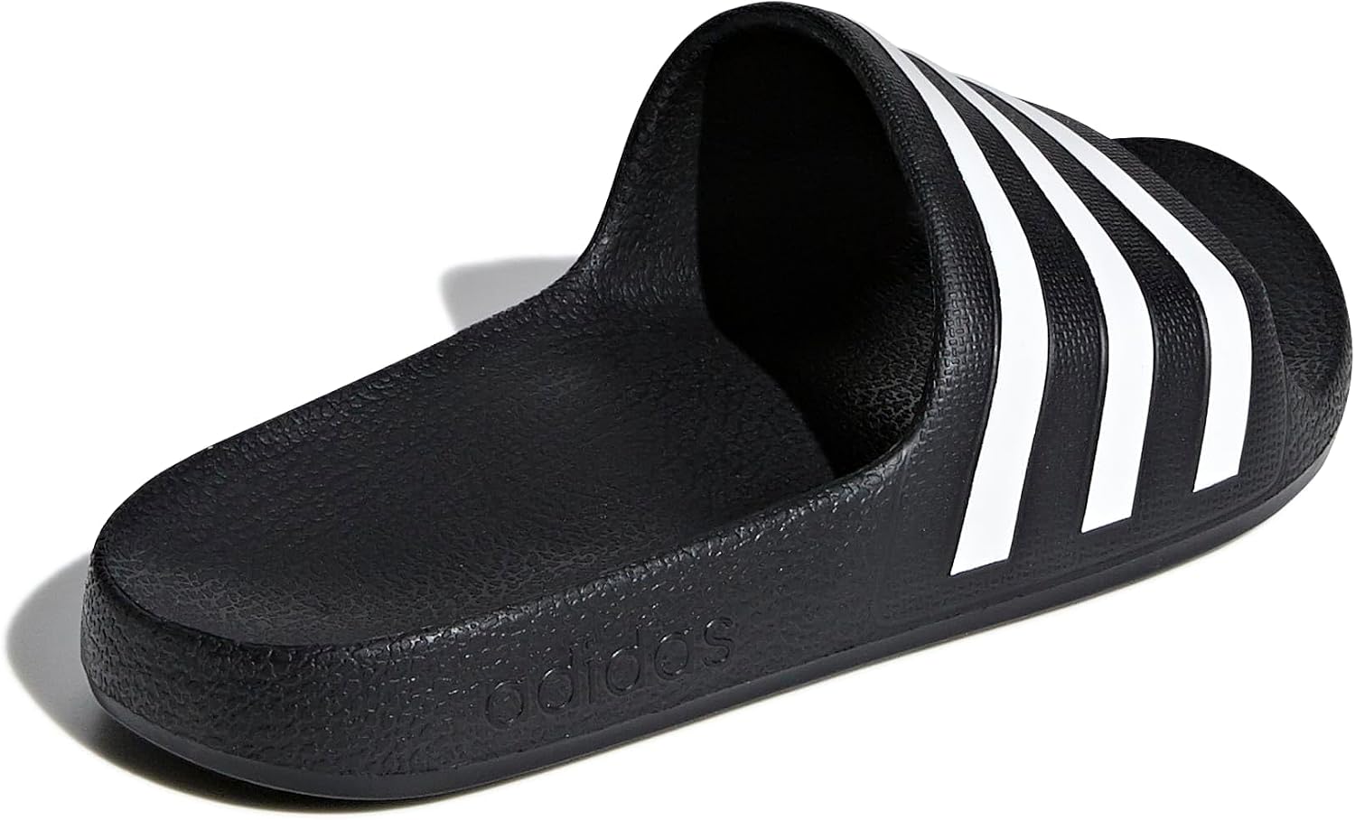 Detalle de Adilette Aqua Slides Kids de adidas: confort simple para pequeños y jóvenes