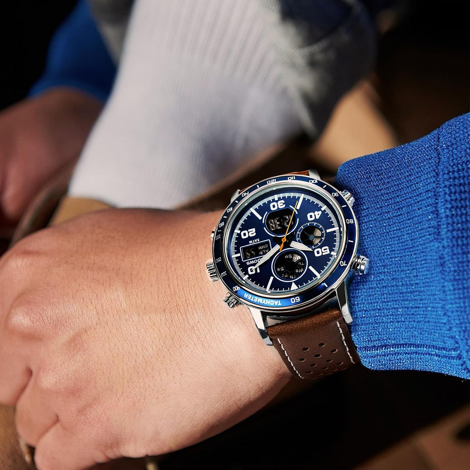 Detalle 2 de PINDOWS Herrenuhren – Multifunktionale Lederuhr mit Dualzeit, 30 m Wasserdicht