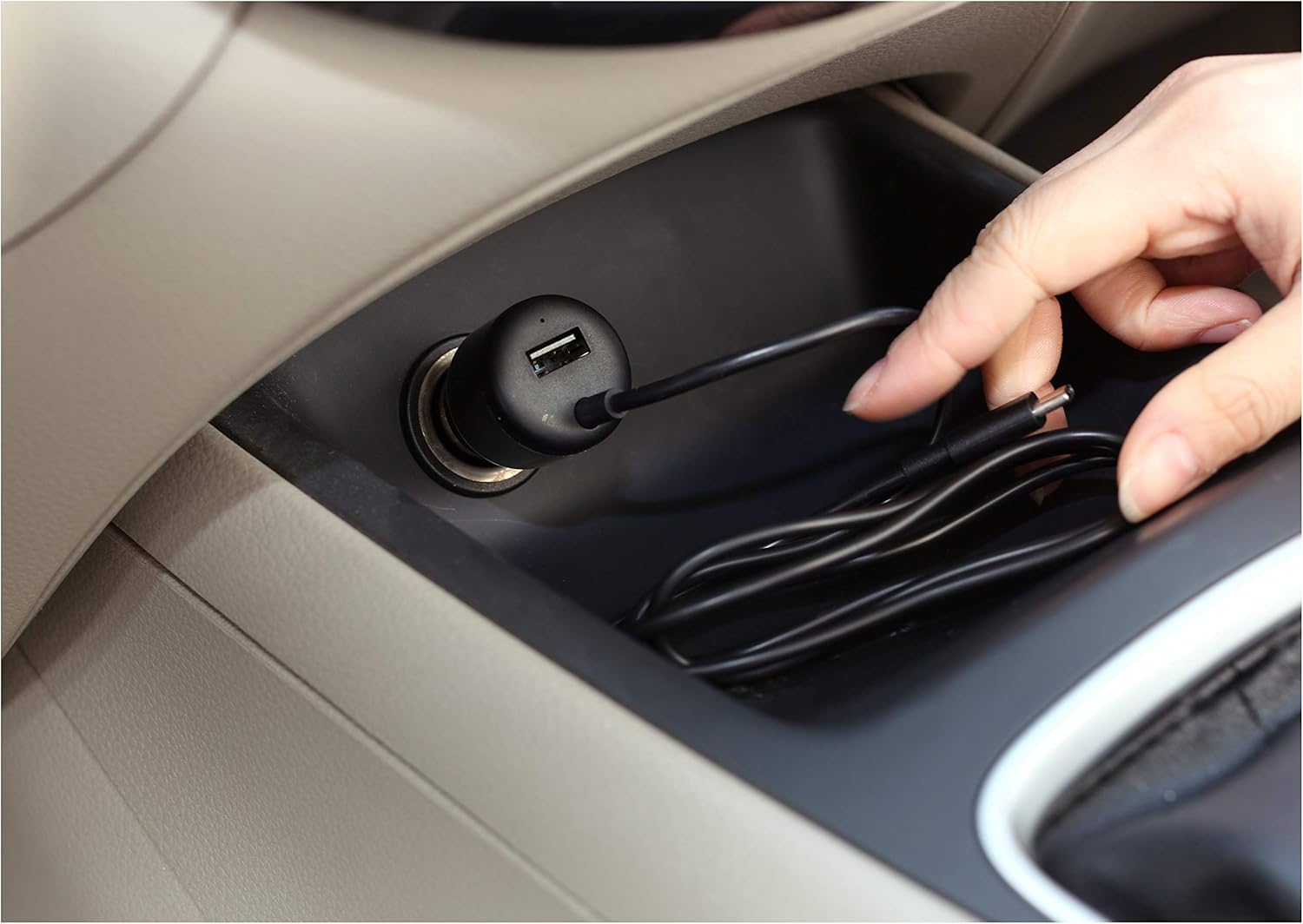 Detalle 2 de Amazon Basics USB-C (18W) with Power Delivery and USB-A (12W) Car Charger with Cable
