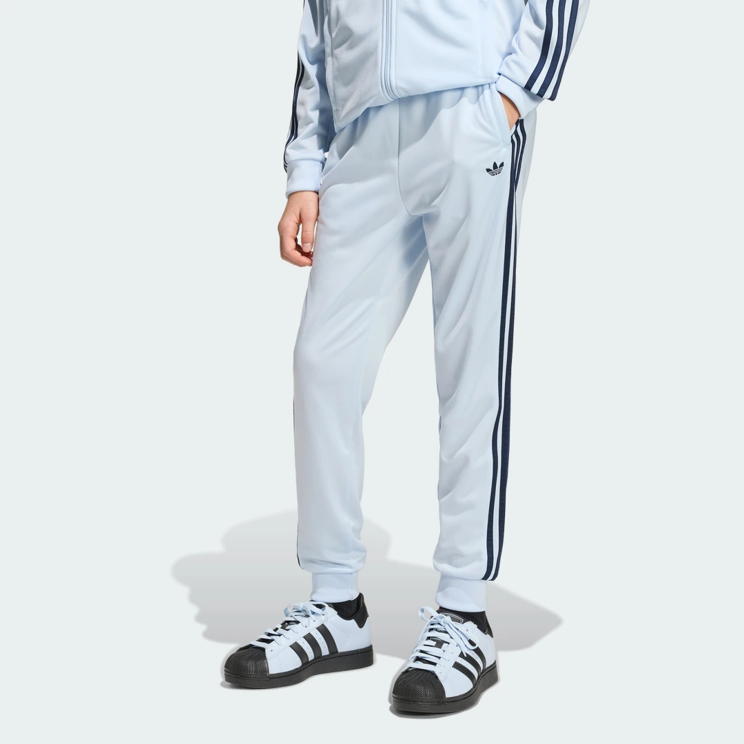 Detalle de Pantalón SST de Adidas en azul: comodidad para el día a día