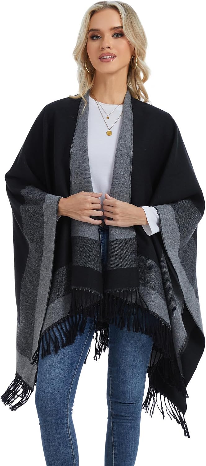 Detalle de coonis oversized damesponcho en stola, zacht en open model