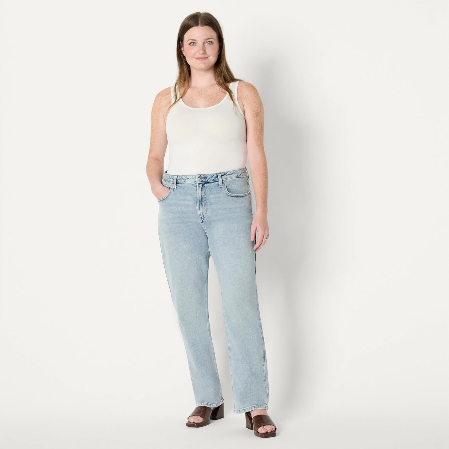 Detalle 2 de Amazon Essentials Jeans Vita Alta a Gamba Dritta Donna – Lavaggio Chiaro con Ghiaccio, 48