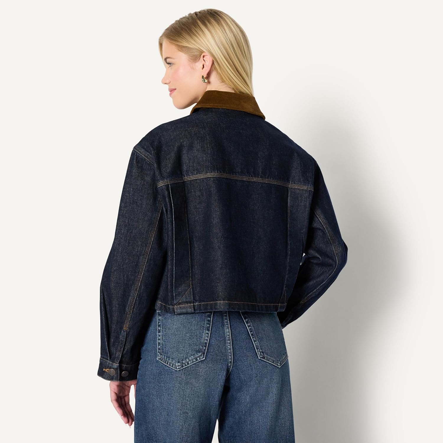 Detalle de Amazon Essentials Women's Oversized-Fit Cropped Denim Jacket with Contrast Corduroy Collar
