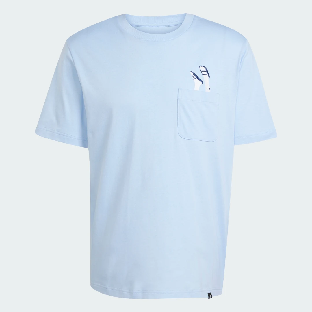 Detalle 2 de Camiseta Lounge Slides Graphic Pocket de Adidas – azul, comodidad casual con bolsillo