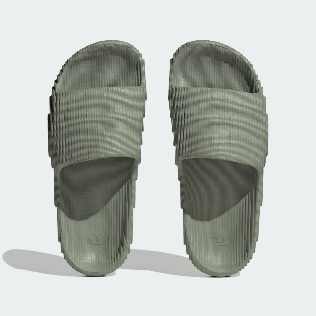 Thumbnail 1 de Chancla Adilette 22 de Adidas en verde: comodidad diaria en versión minimalista