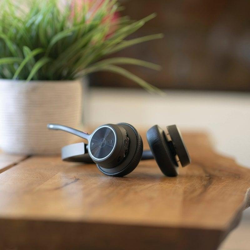 Detalle de Poly Voyager 4320, auriculares inalámbricos con Bluetooth 5.1 y base de carga