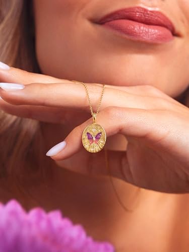 Detalle de SINGULARU Collar Medallion Butterfly Rose: latón bañado en oro 18Kt, cadena 45 cm