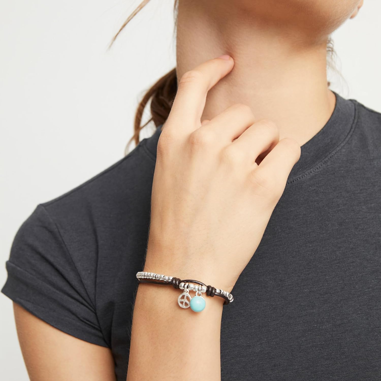 Detalle 2 de UNOde50 Bracciale in argento sterling placcato con perline, pelle e vetro di Murano turchese