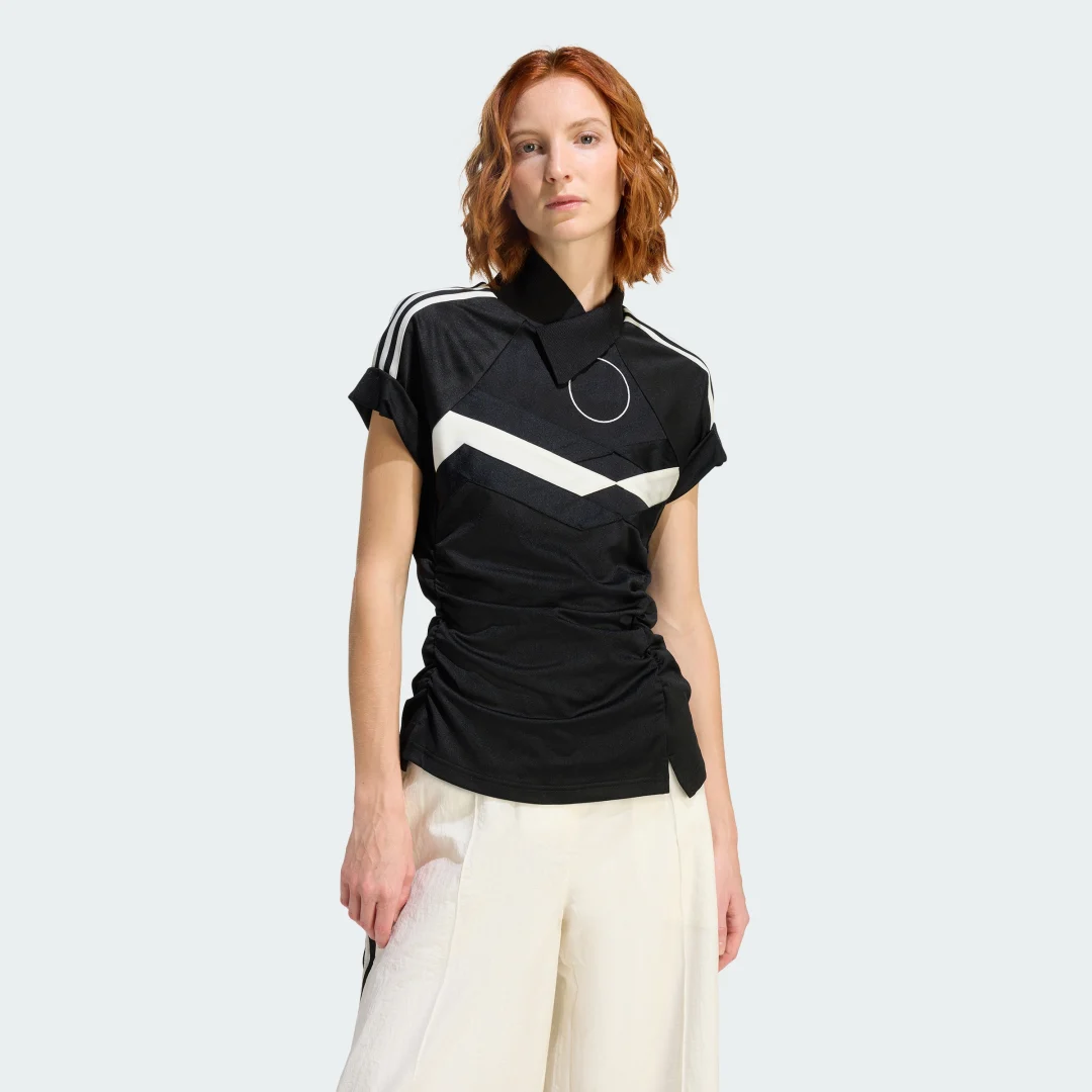 Detalle de Camiseta Técnica Reconstructed de Adidas – Color Negro