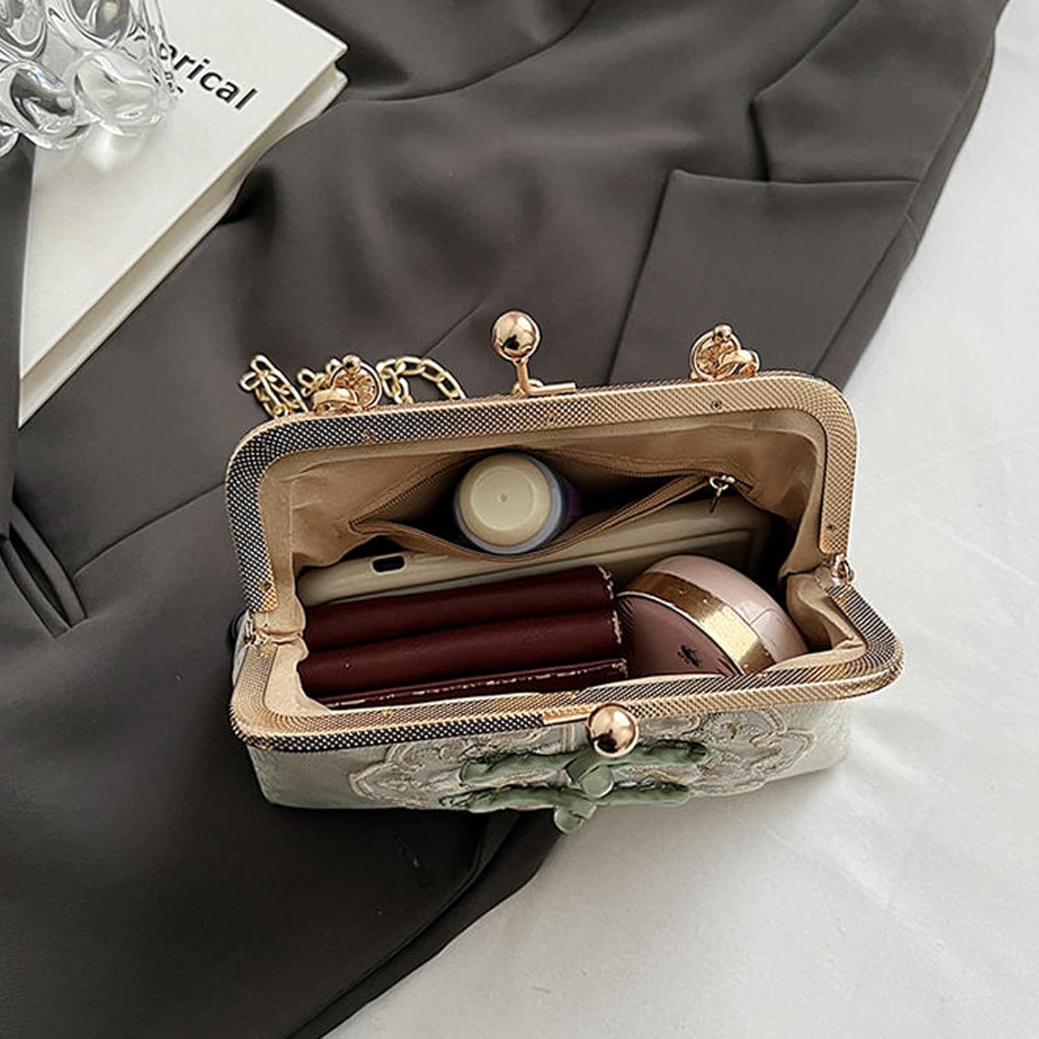 Detalle de YeBon Retro Shoulder Chain Messenger Clutch: Chinese Style Crane Embroidered Jacquard Evening Bag