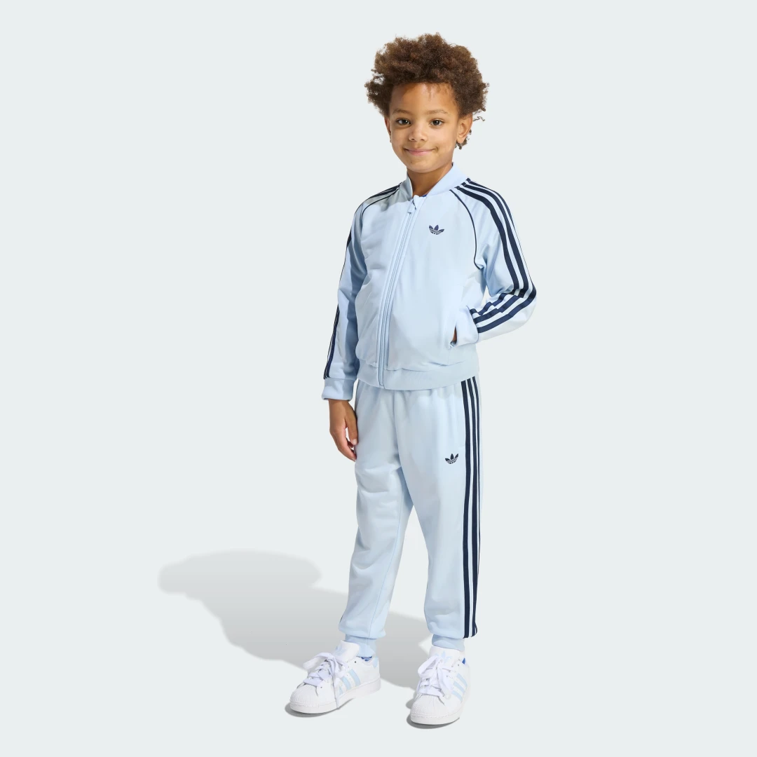 Detalle de CHÁNDAL SST Adidas: chaqueta azul para días casuales y entrenamiento