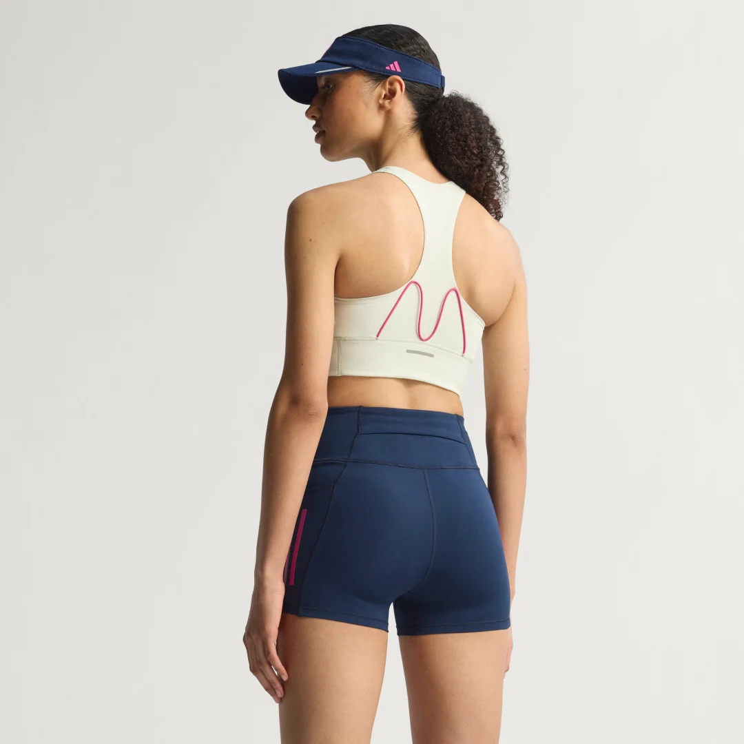 Detalle de Sujetador BMW Berlin-Marathon 2025 de Adidas: ¿merece la pena para tus tiradas largas?