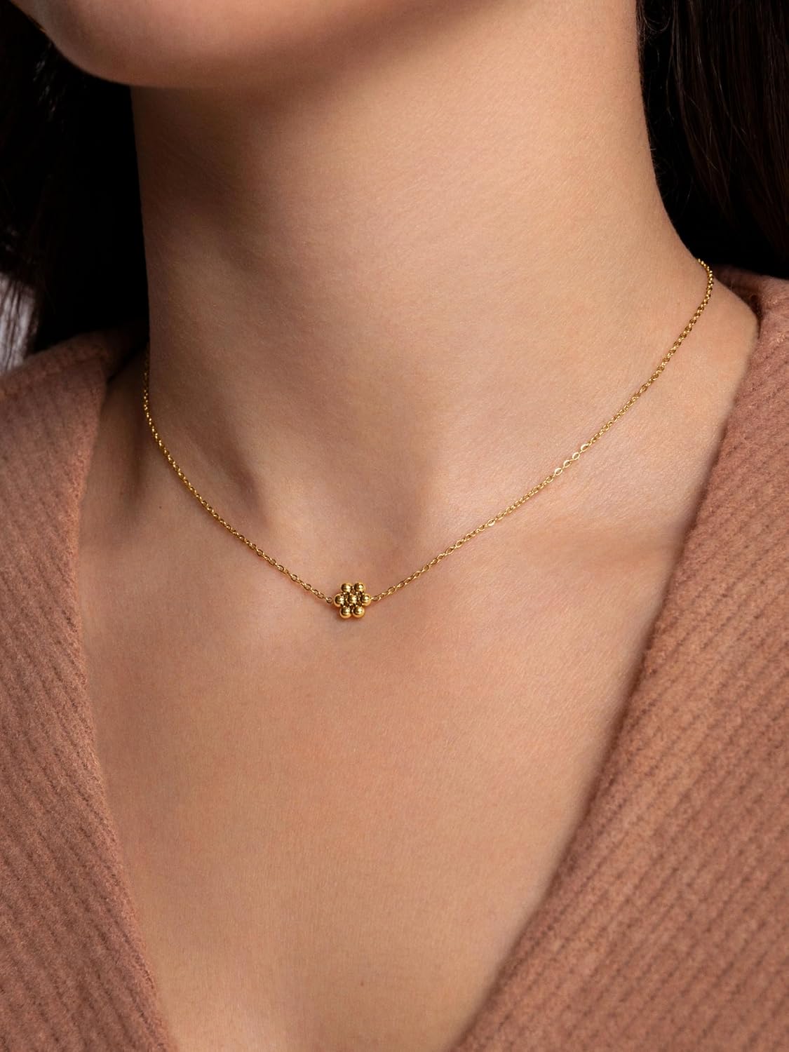 Detalle de SINGULARU Collar Tiny Daisy, acero baño oro 18Kt 💍