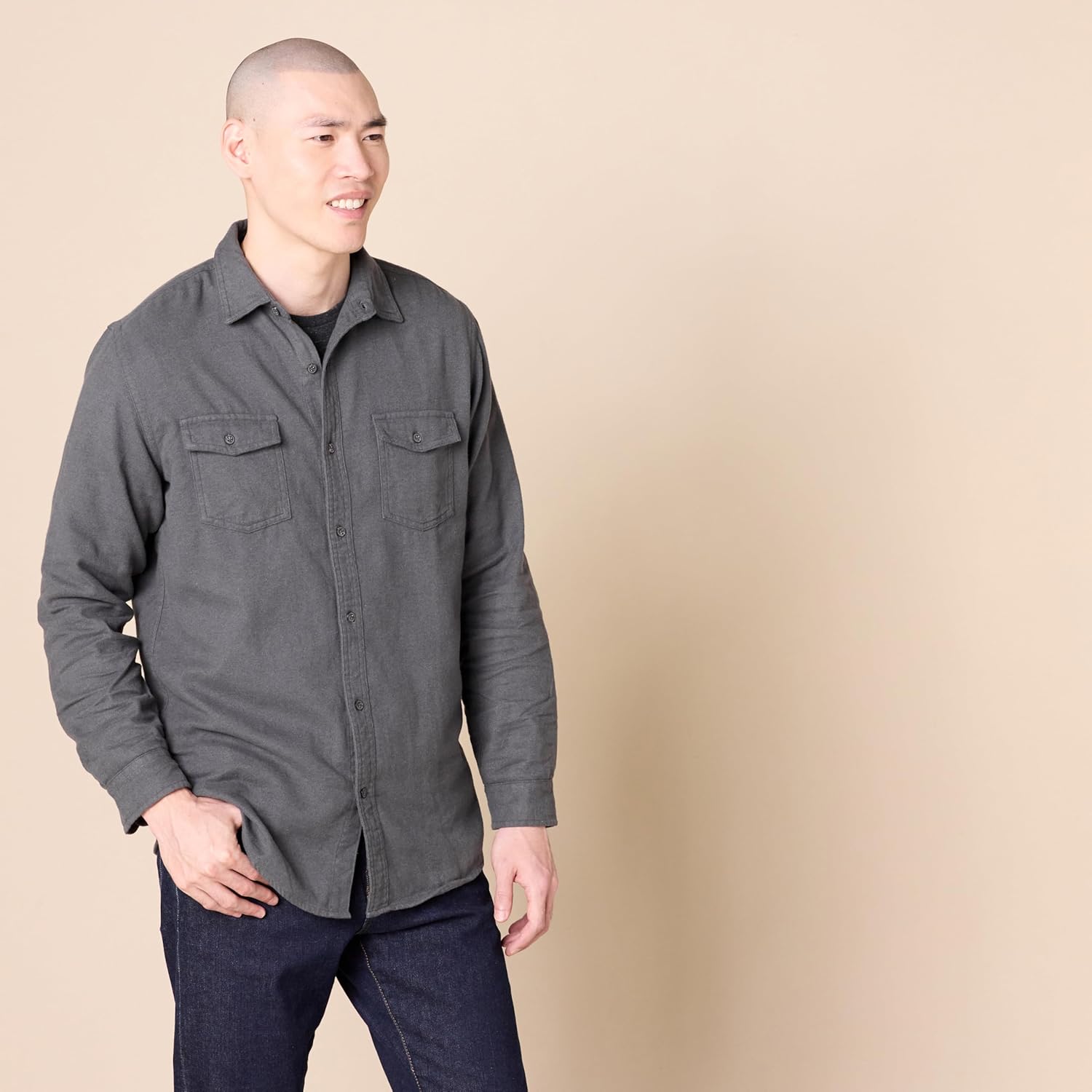 Thumbnail 2 de Amazon Essentials men’s regular-fit long-sleeve flannel shirt with two chest pockets