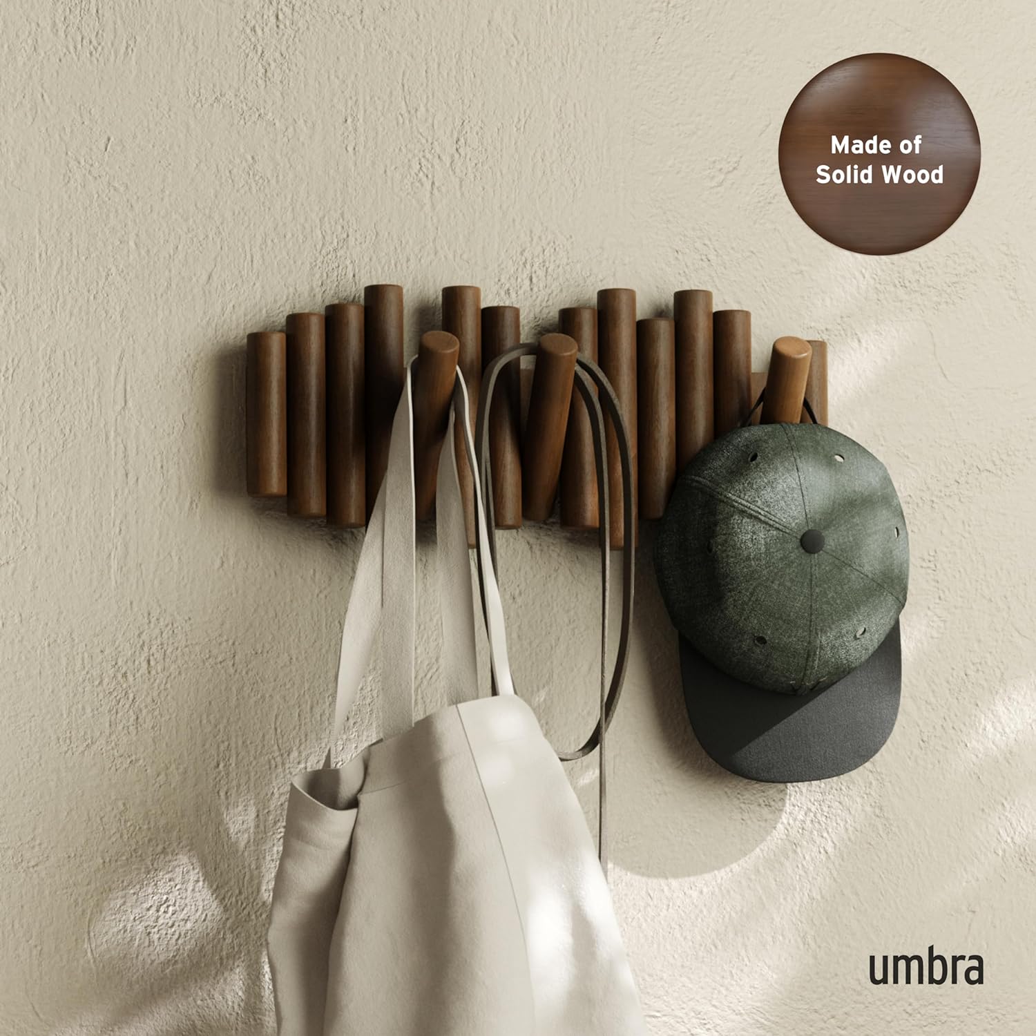 Detalle de Umbra Picket garderobslist med 5 fällbara krokar i valnötsantik finish