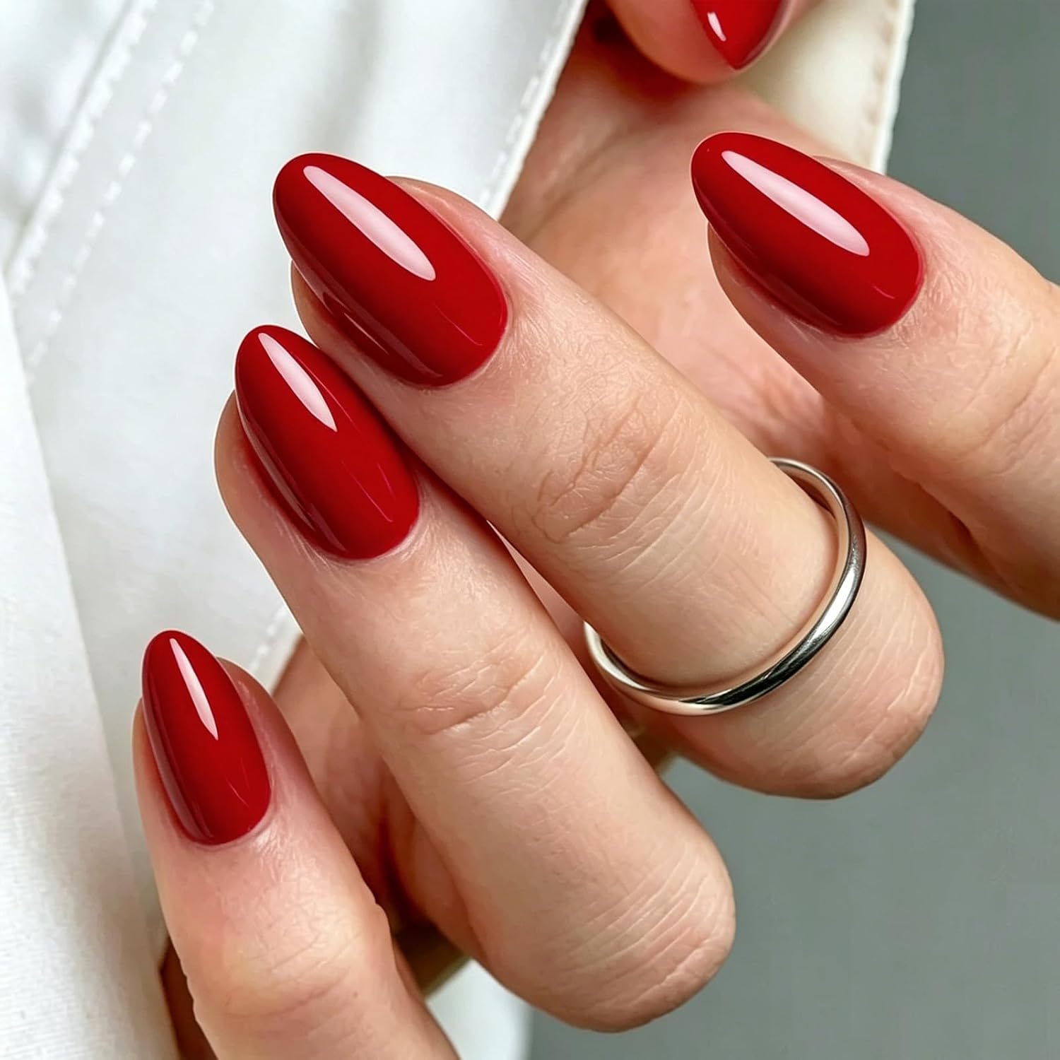 Detalle de Modelones Fall Red Short Almond Press-On Nails, 32-Piece Kit with 16 Sizes
