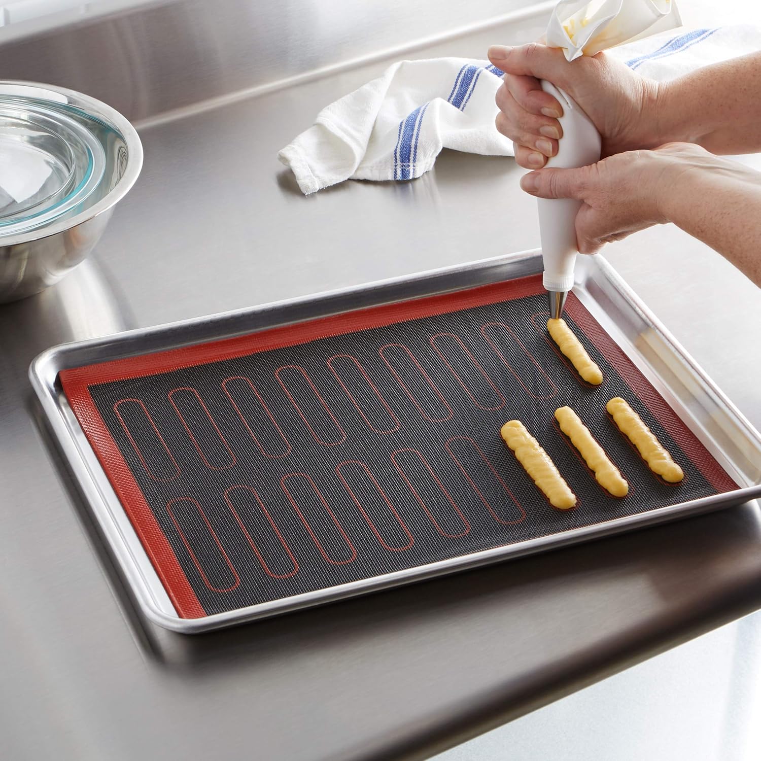 Detalle de Amazon Basics Silikon-Backmatte, 2 Stück, 40 × 30 cm, antihaftend und wiederverwendbar