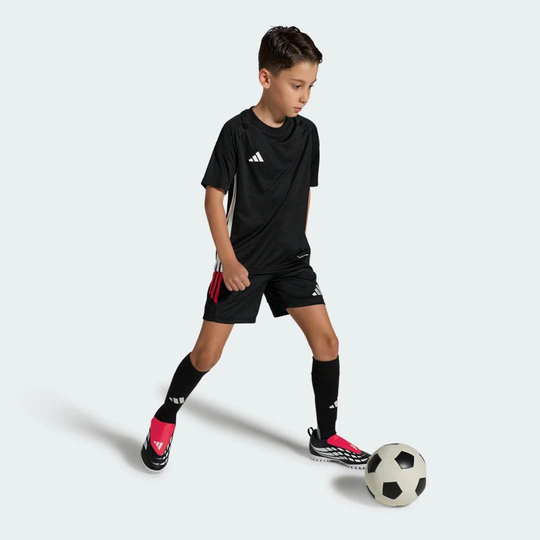 Detalle de Zapatilla Adidas Predator Club moqueta: fútbol casual con lengüeta plegable y velcro