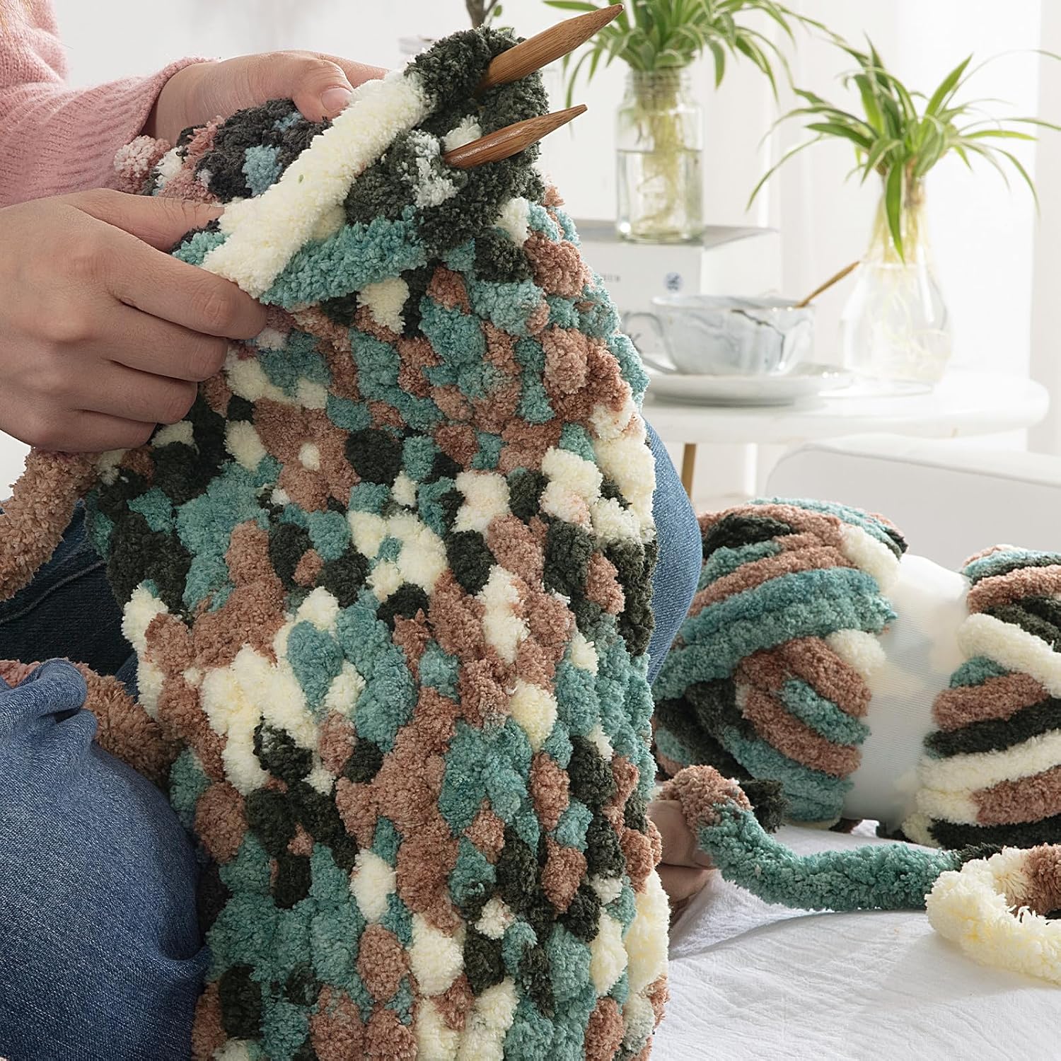 Detalle 2 de HOMBYS Chunky Tie-Dye Chenille Yarn, 8 Skeins, 3/4-Inch Green and White
