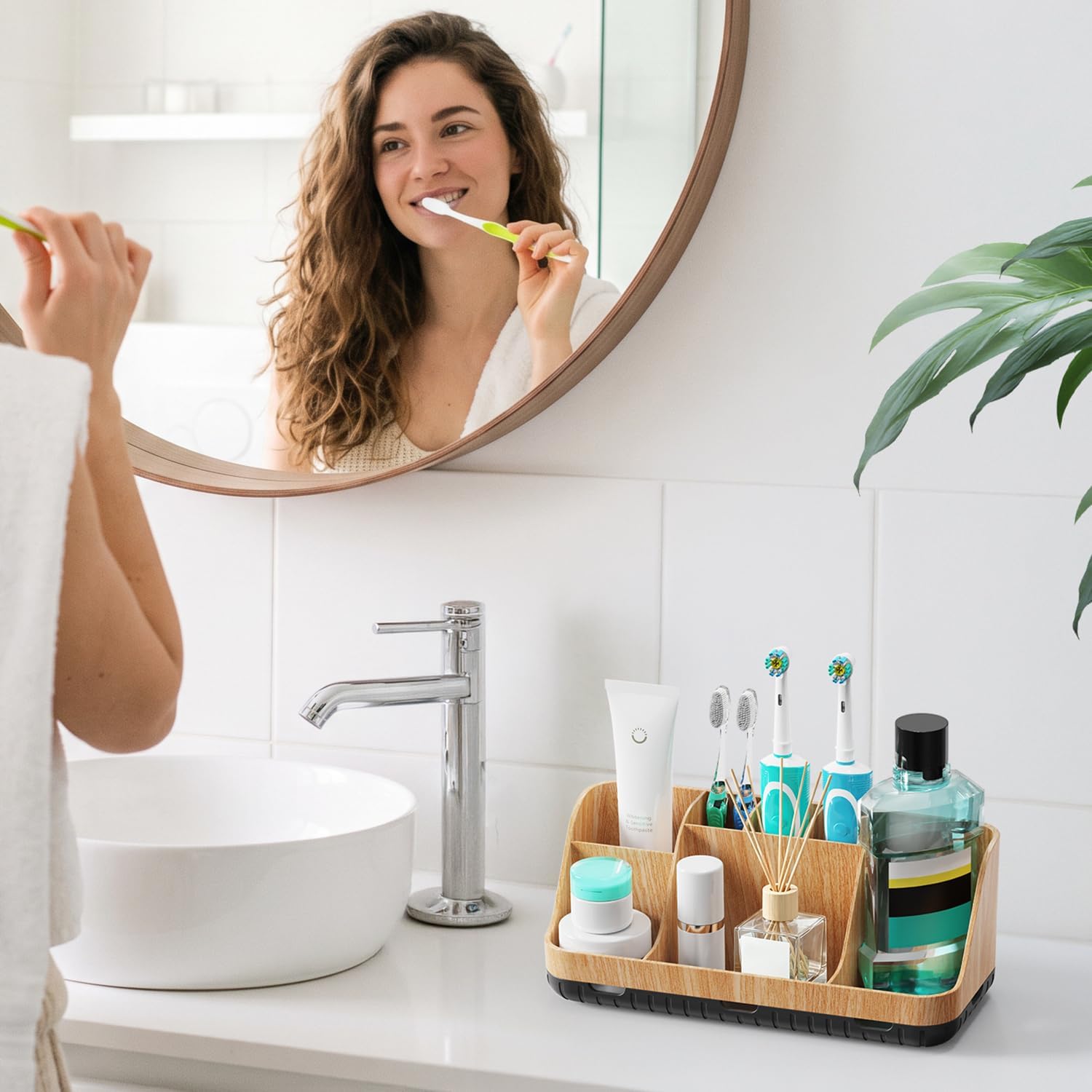Detalle 2 de GFWARE Bathroom Countertop Organizer, 7-Slot Woodgrain Toothbrush Holder