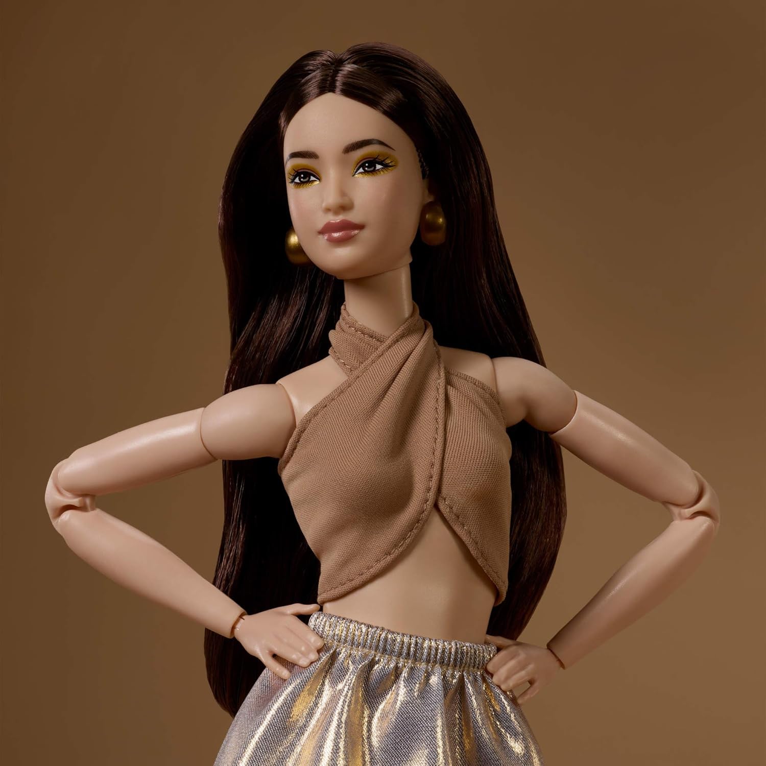 Thumbnail 2 de Barbie Basics Model 06 Sammler-Modepuppe mit brünetten Haaren, goldener Midi-Rock und Neckholder-Top – Universal-Fit & Made-to-Move Körper